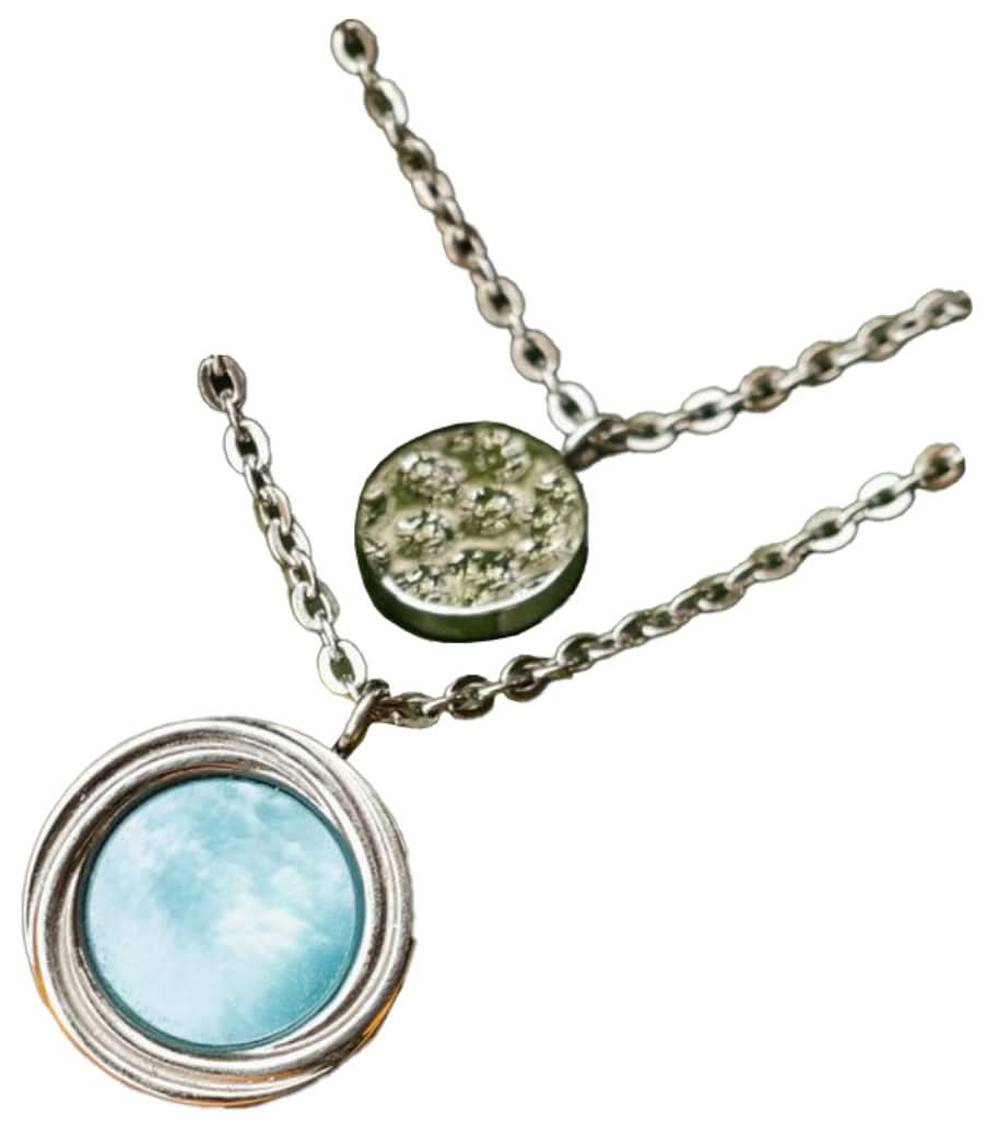 Collana a strati in argento con ciondolo rotondo in madreperla e piccolo charm screziato