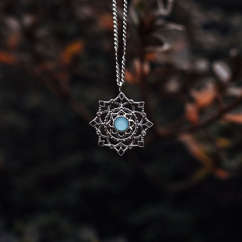 Collana color argento con ciondolo a fiocco di neve e pietra centrale blu
