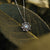 Collana con ciondolo a fiocco di neve e centro blu, color argento