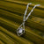 Collana color argento con ciondolo quadrato e inserto di pietra chiara