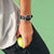 Smartwatch al polso con cinturino in silicone nero e cassa rotonda con quadrante scuro