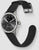 Smartwatch con cinturino in silicone nero, cassa argentata, quadrante nero e chiusura in metallo