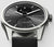 Smartwatch con quadrante grigio, cassa argentata, cinturino nero e indicatore di temperatura