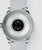 Smartwatch con retro e area sensore su cinturino grigio, cassa in metallo