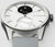 Smartwatch con quadrante bianco, display Temp nero e lunetta argentata
