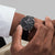 Smartwatch al polso con quadrante nero e cinturino nero