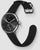 Smartwatch con quadrante nero e cinturino in silicone nero, vista laterale