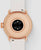 Damen Smartwatch Rückseite: roségoldenes Gehäuse, schwarze Sensorfläche, beiges Armband.