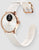 Smartwatch con lunetta color oro rosa, cinturino beige e lato inferiore del cinturino visibile con marcature.