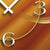 Orologio da parete rettangolare in dettaglio: numeri bianchi 3, 6, 12 e lancette curve