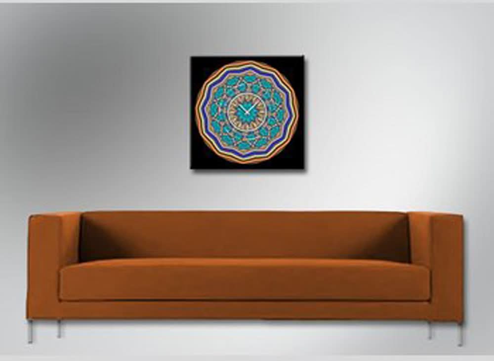 Orologio da parete quadrato con quadrante multicolore e linee dorate su cornice nera