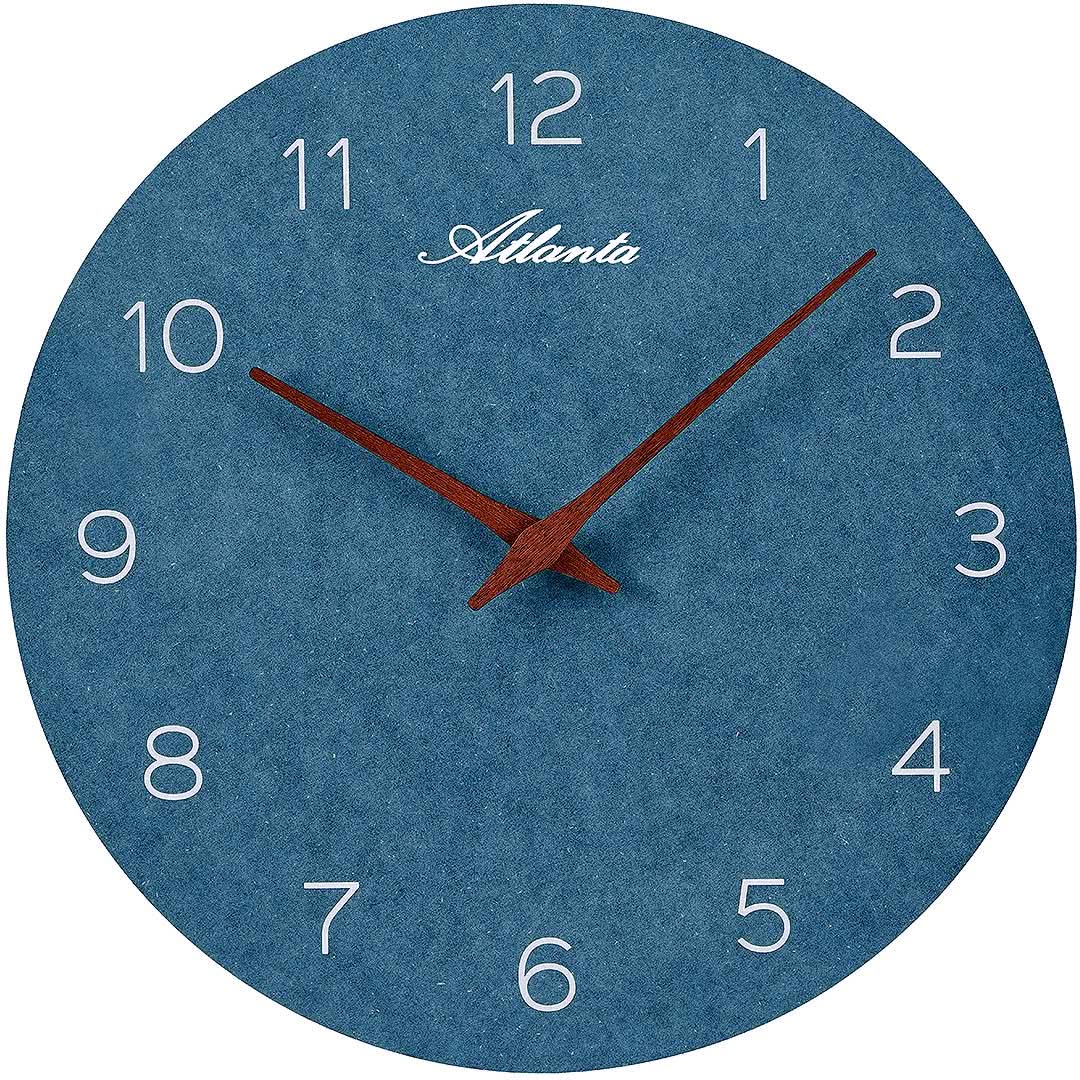Orologio da parete blu con numeri arabi, lancette rosse e scritta Atlanta