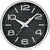 Orologio da parete rotondo con quadrante nero, numeri e lancette argentati, cornice in plastica