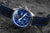 Orologio da uomo con cinturino in pelle blu e quadrante blu, lunetta in acciaio inossidabile color argento