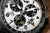 Orologio cronografo da uomo in primo piano: quadrante bianco e nero con sottoquadranti cronografici