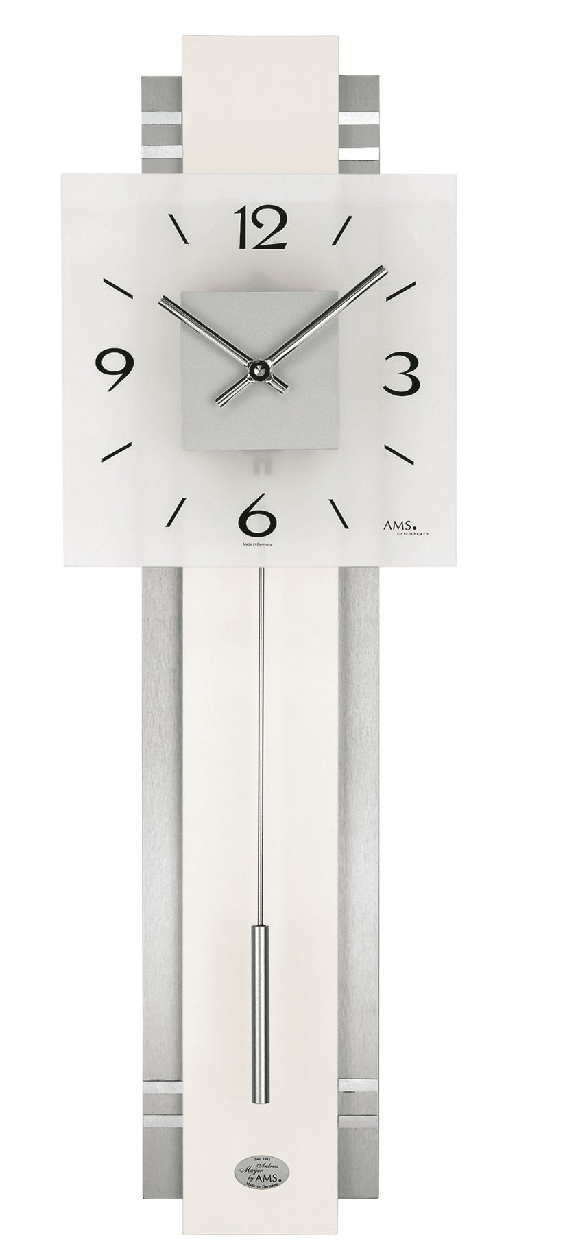 Wanduhr mit quadratischem Zifferblatt, römischen Ziffern und silbernem Pendelgehäuse