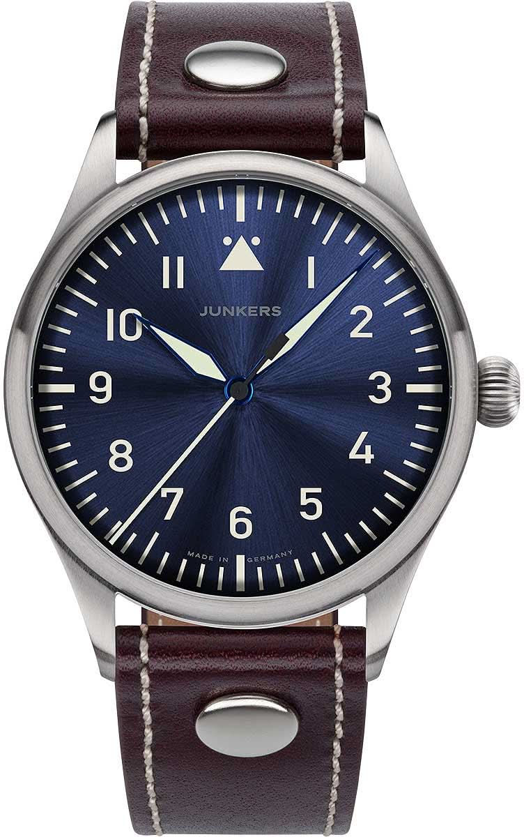 Runde Herrenuhr mit blauem Zifferblatt, silbernem Gehäuse und braunem Lederarmband