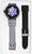 Smartwatch con display rotondo su cinturino grigio; cinturino nero di ricambio incluso