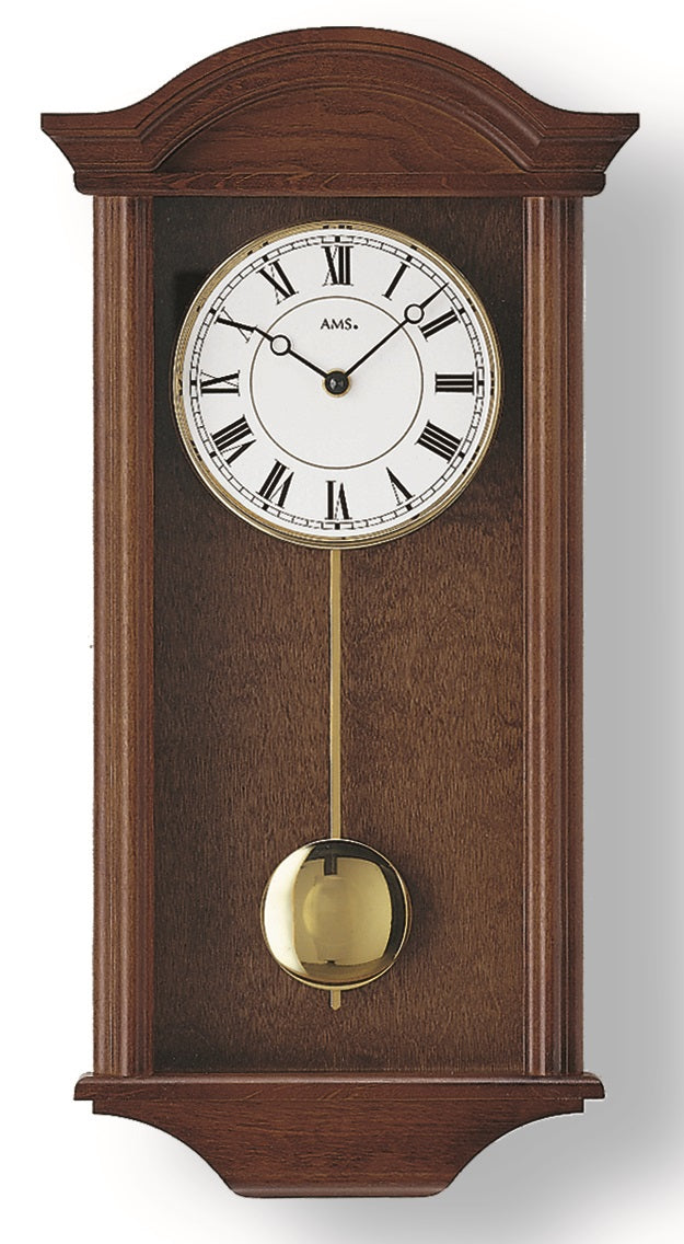 Wanduhr mit dunkelbraunem Holzgehäuse, rundem Zifferblatt und Metallpendel