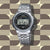 Casio Vintage-Uhr frontale con cinturino in acciaio inossidabile argentato e display nero
