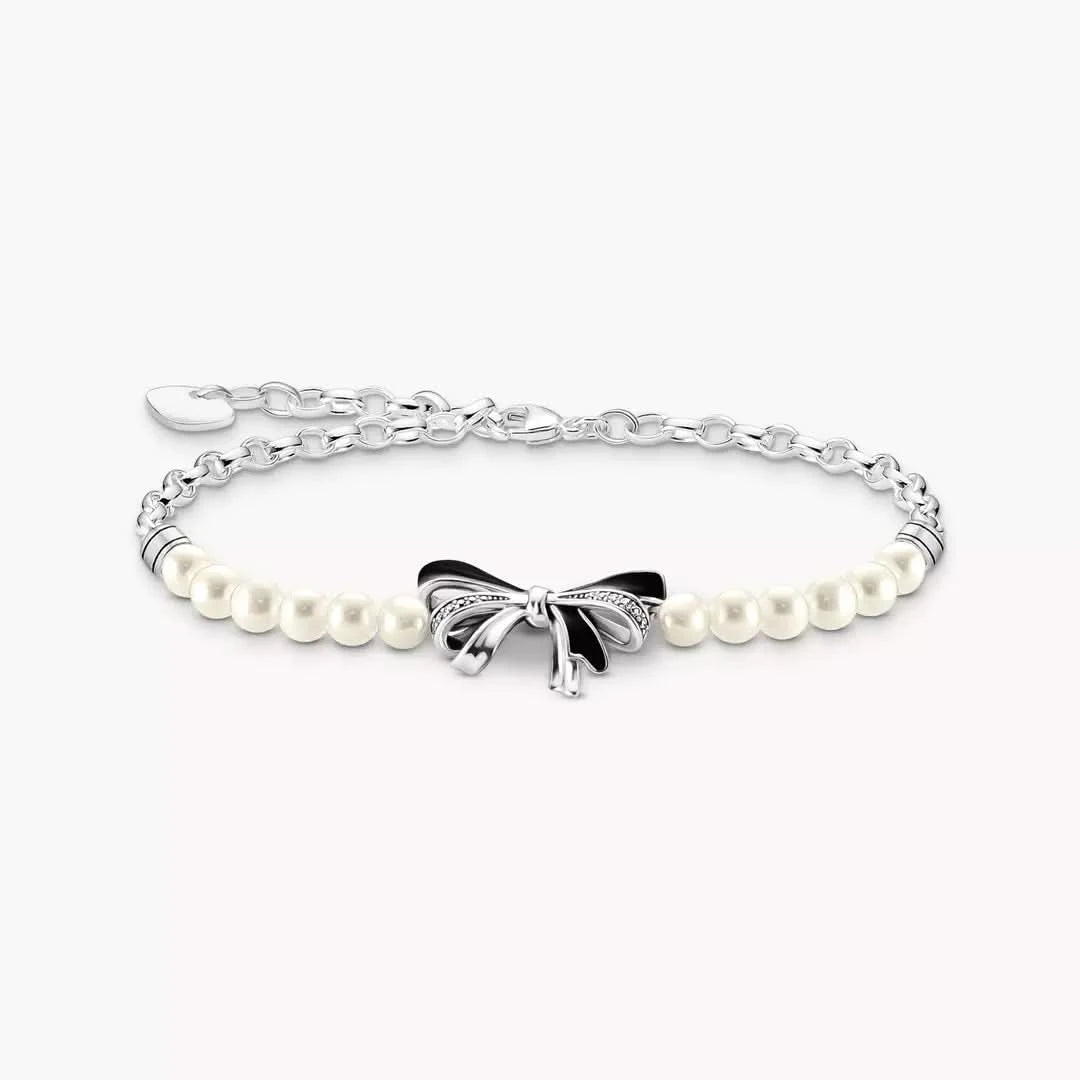 alt
Collana da donna in argento sterling 925 con ciondolo a forma di stella, con pietre di zirconia bianche e nere.