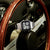 Orologio da uomo con display digitale, cassa in acciaio inossidabile e cinturino in maglia metallica, ripreso da vicino.