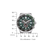 Herrenarmbanduhr mit grünem Zifferblatt und Stahlband, von vorn dargestellt.