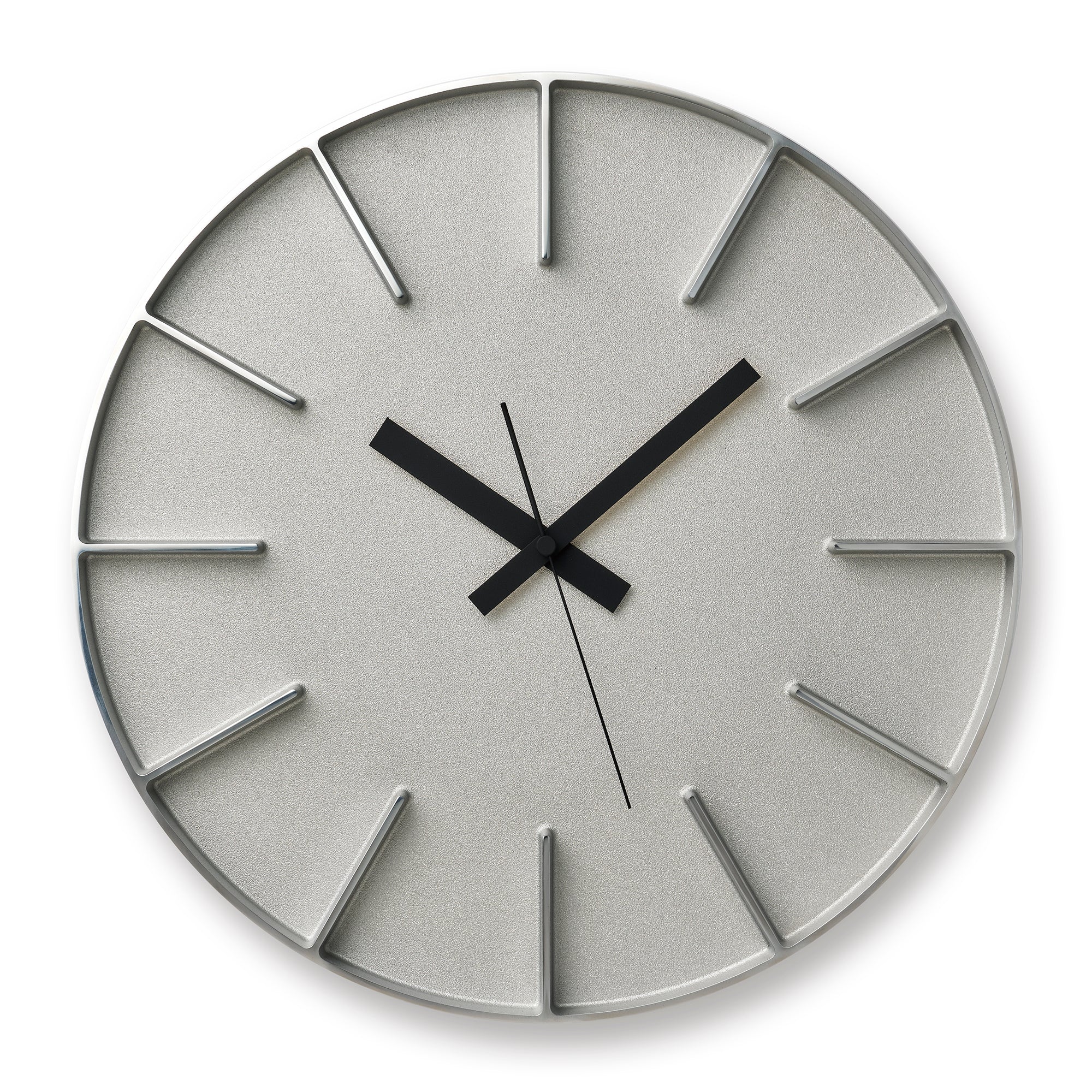 Lemnos Edge Wanduhr mit silbernem runden Zifferblatt und schwarzen Zeigern, Stabindizes