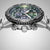 Herrenarmbanduhr-Detail: geriffelte Lünette, grünes Zifferblatt und Chronograph-Subdials