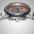 Herrenarmbanduhr Nahansicht: geriffelter Rand, Knöpfe am Gehäuse und Chronograph-Zifferblatt.
