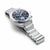 Schrägansicht: Herrenuhr mit blauem Zifferblatt und silbernem Titanarmband.