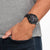 Orologio radiocontrollato Citizen Promaster al polso, cinturino in pelle nera, quadrante scuro