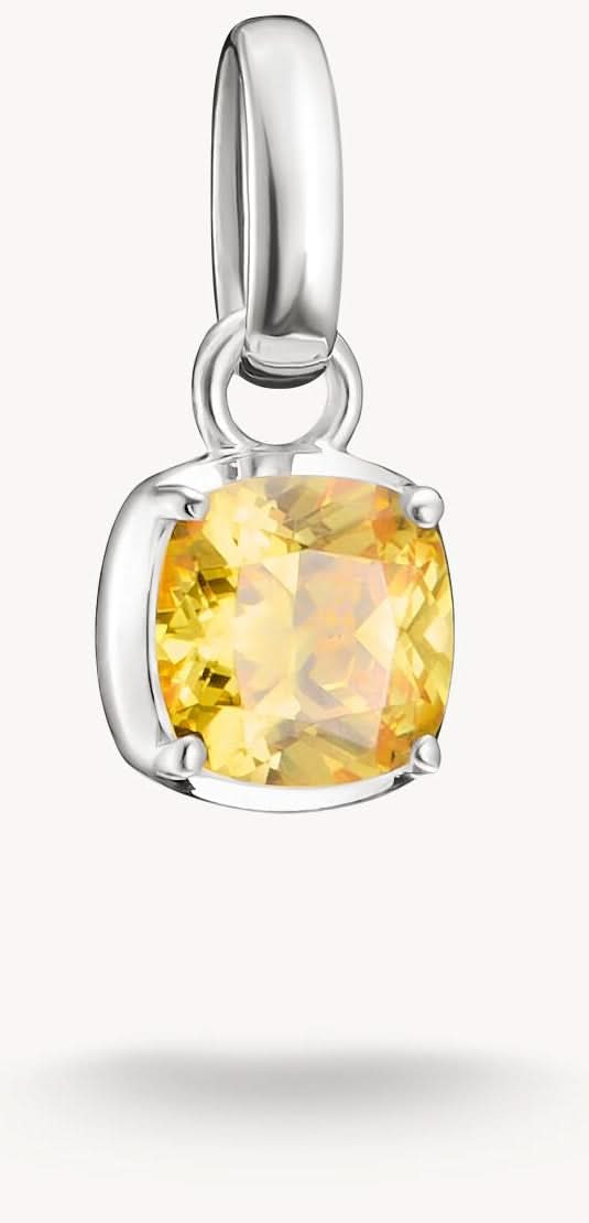 alt
Donna con collana con ciondolo a forma di cuore in argento sterling 925 con pavé di zirconi bianchi