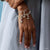 Charm in argento sterling su catena da polso con diversi piccoli pendenti