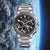 Orologio da uomo con bracciale in metallo color argento e quadrante nero, cronografi rotondi