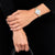"Orologio da donna con bracciale color oro al polso, quadrante blu"