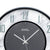 Wanduhr-Zifferblatt im Detail: türkis Zahlen, dunkles Zifferblatt, schwarze Zeiger
