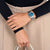 Orologio da donna con quadrante blu al polso, cinturino in metallo argento