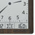 Wanduhr mit Holzrahmen; Detail der Uhrzeit und Anzeige für 16,0 °C