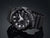 Casio G-SHOCK orologio da uomo in vista laterale, cassa nera squadrata e pulsante