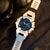Orologio Casio G-Shock da uomo con cinturino bianco e quadrante blu, vista obliqua