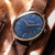 Orologio da uomo con quadrante blu, cassa color oro rosa e cinturino in pelle marrone