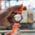 Orologio da uomo su cinturino in tessuto arancione, quadrante bianco rotondo