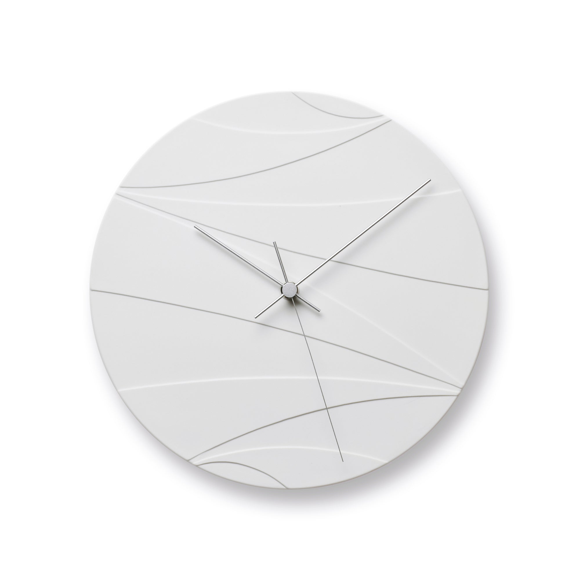 Weiße Wanduhr mit abstrakten Linien, schlanken Zeigern und runder Glasoptik