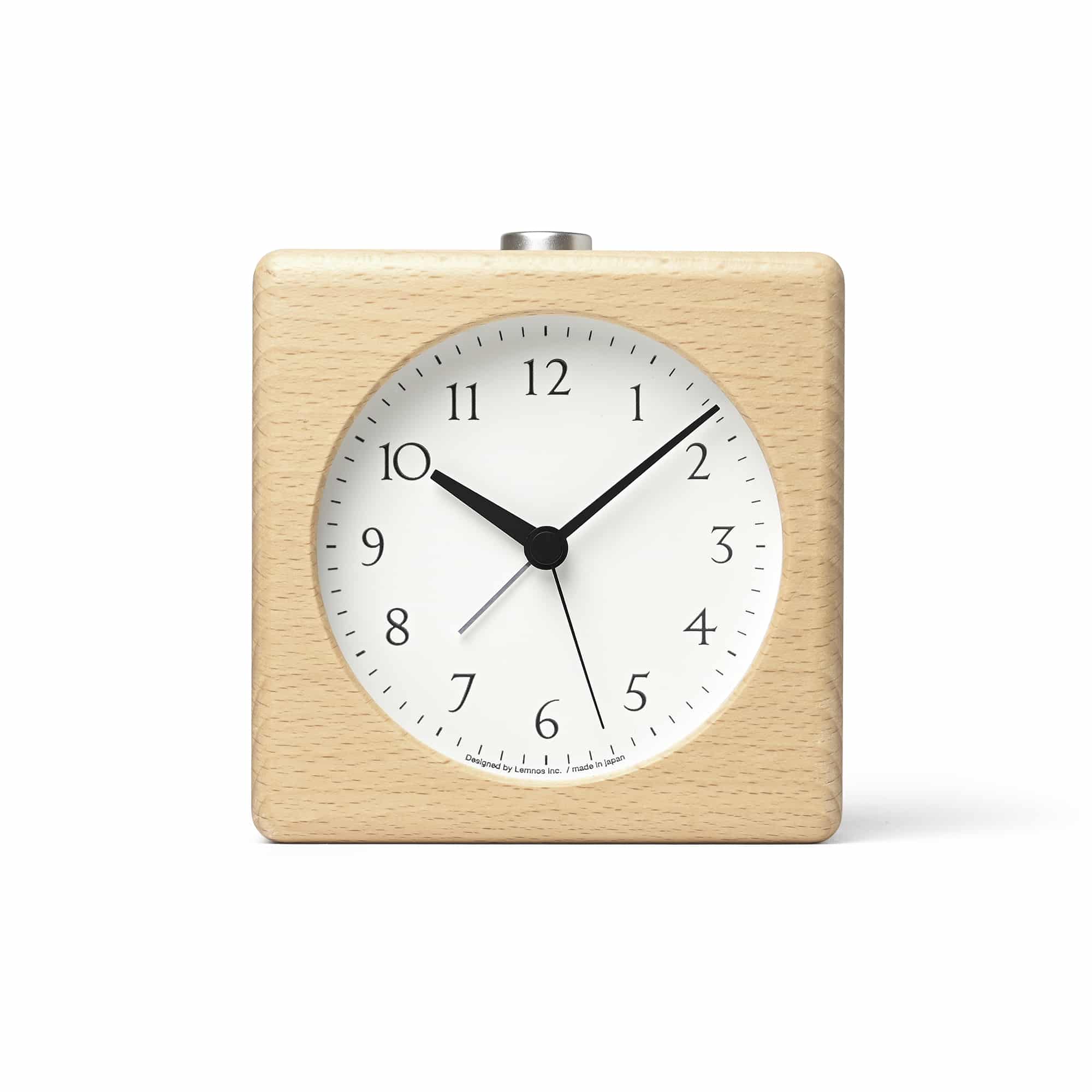Quadratische Holz-Weckeruhr mit weißem Zifferblatt und schwarzen Zeigern
