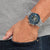 Herrenuhr am Handgelenk mit blauem Zifferblatt und silbernem Edelstahlband