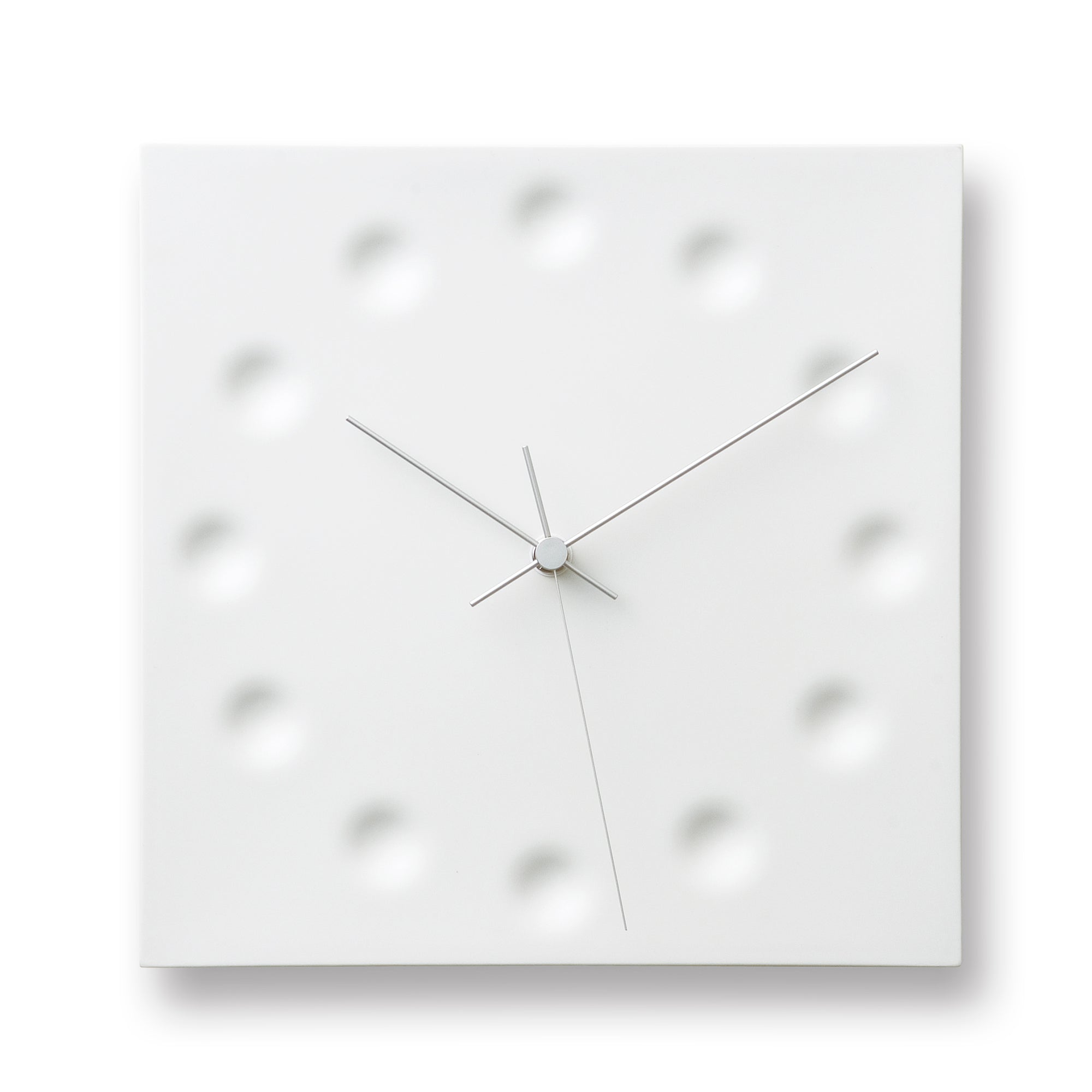 Weiße Wanduhr mit Metallzeigern und Ziffern-Punkten, quadratisches Gehäuse