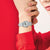 Orologio da donna Casio al polso con bracciale in metallo argentato e display digitale