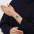 Swatch Originals Small LO117 Damenuhr Pfirsich • Gewebtes Armband • Leichtes Kunststoffgehäuse, Bild 2