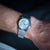 Orologio da polso Casio con cinturino in metallo e quadrante azzurro, lancette e datario